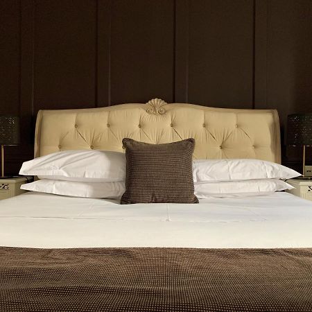 The Bell Inn Hotel Horndon-on-the-Hill エクステリア 写真