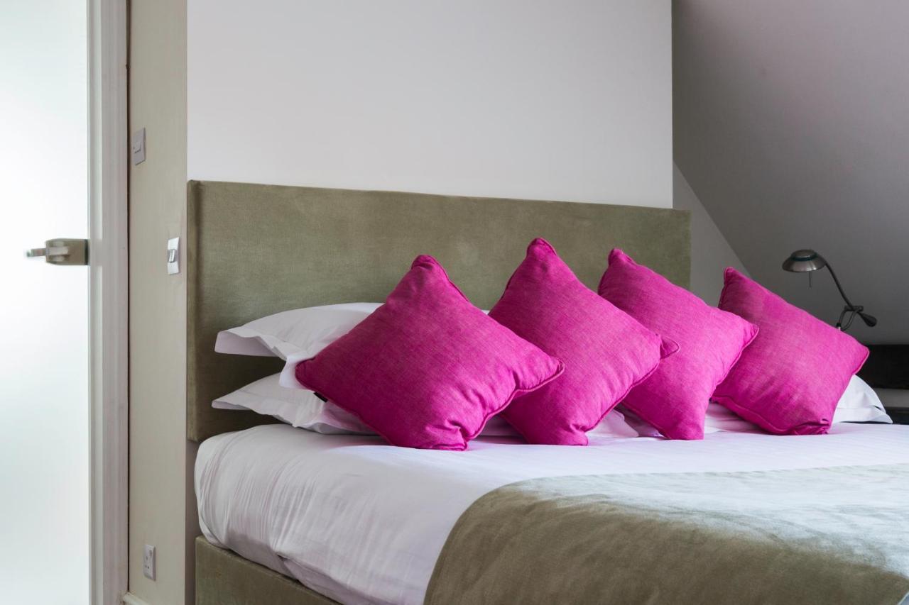 The Bell Inn Hotel Horndon-on-the-Hill エクステリア 写真