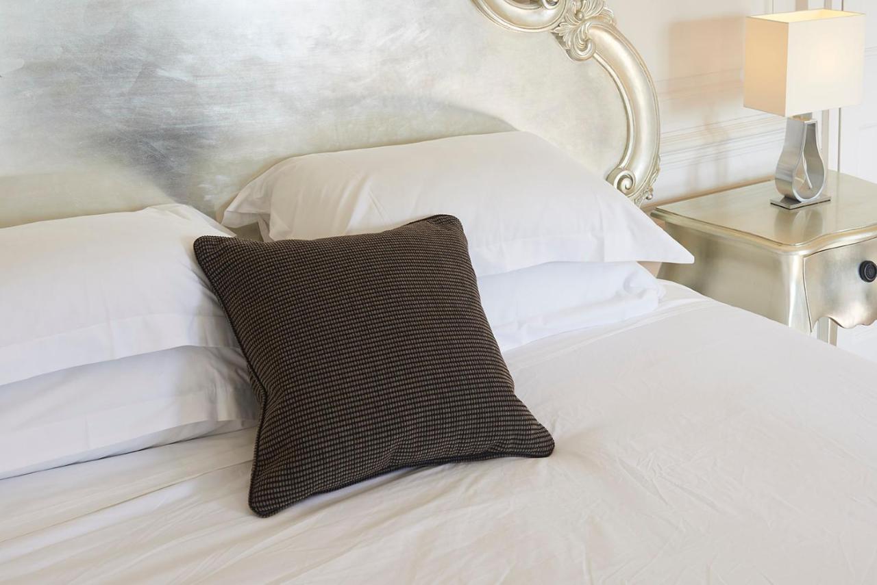 The Bell Inn Hotel Horndon-on-the-Hill エクステリア 写真