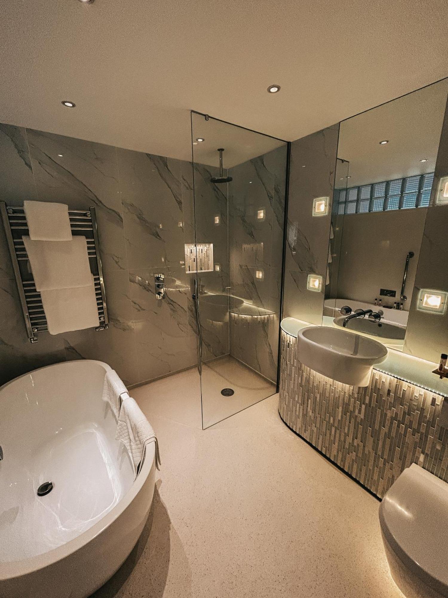 The Bell Inn Hotel Horndon-on-the-Hill エクステリア 写真