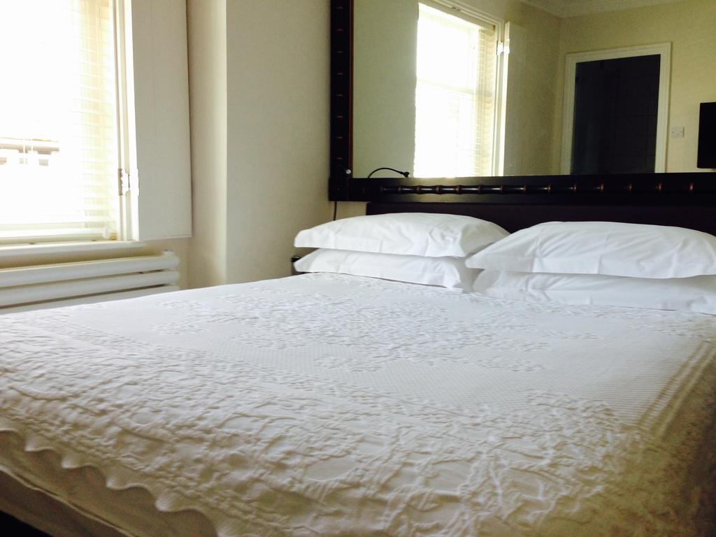 The Bell Inn Hotel Horndon-on-the-Hill 部屋 写真