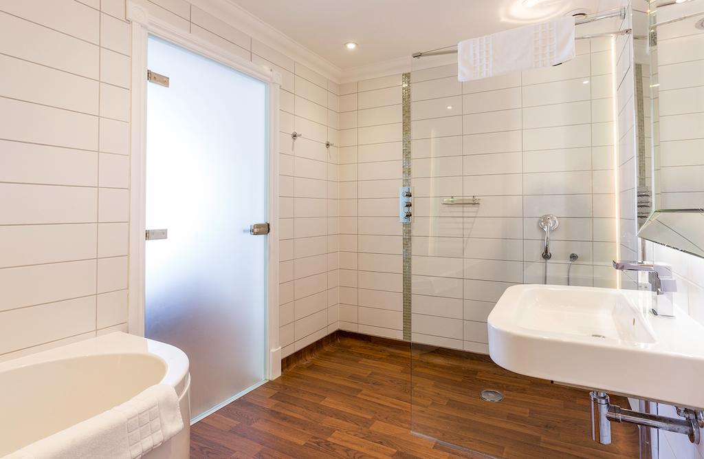 The Bell Inn Hotel Horndon-on-the-Hill エクステリア 写真