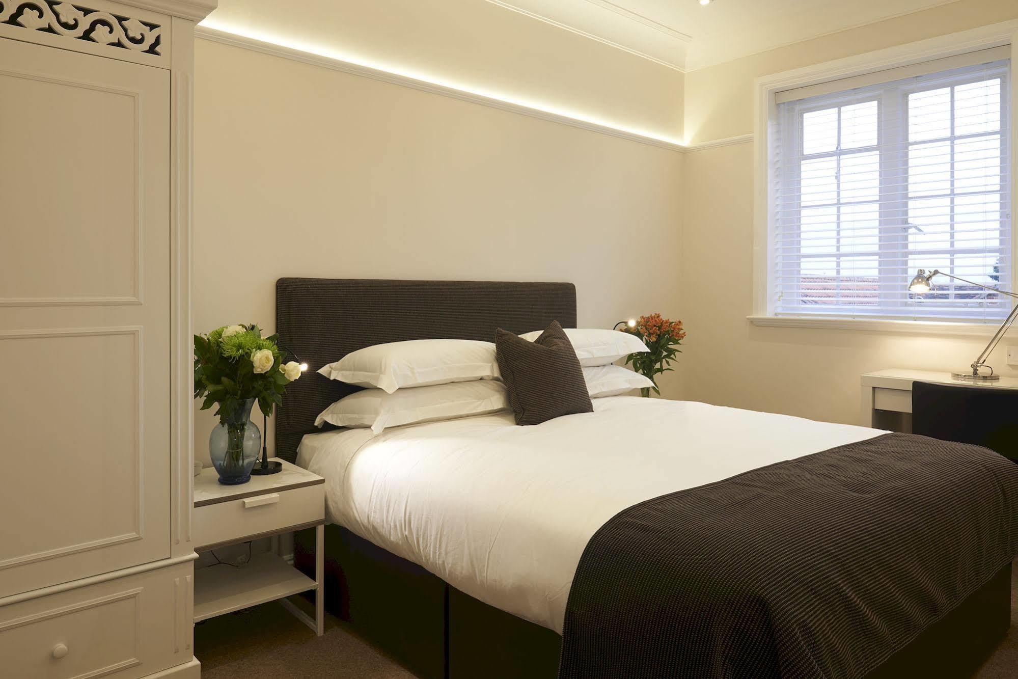 The Bell Inn Hotel Horndon-on-the-Hill エクステリア 写真