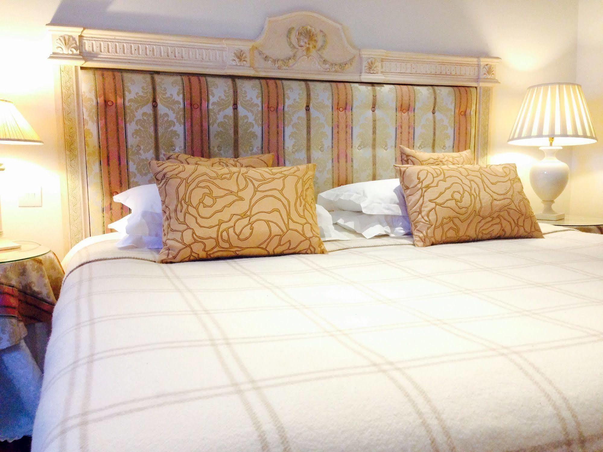 The Bell Inn Hotel Horndon-on-the-Hill エクステリア 写真