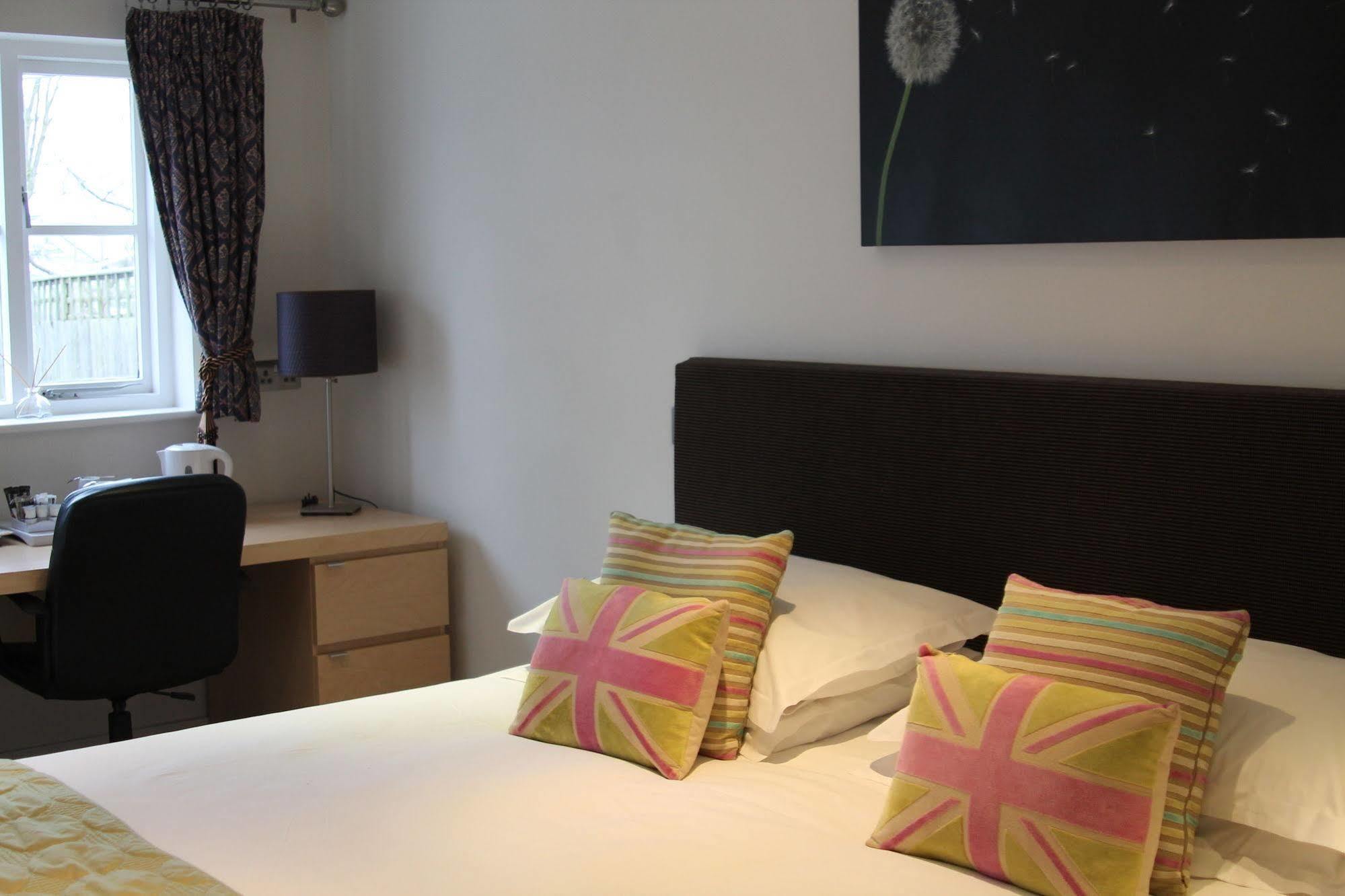 The Bell Inn Hotel Horndon-on-the-Hill エクステリア 写真